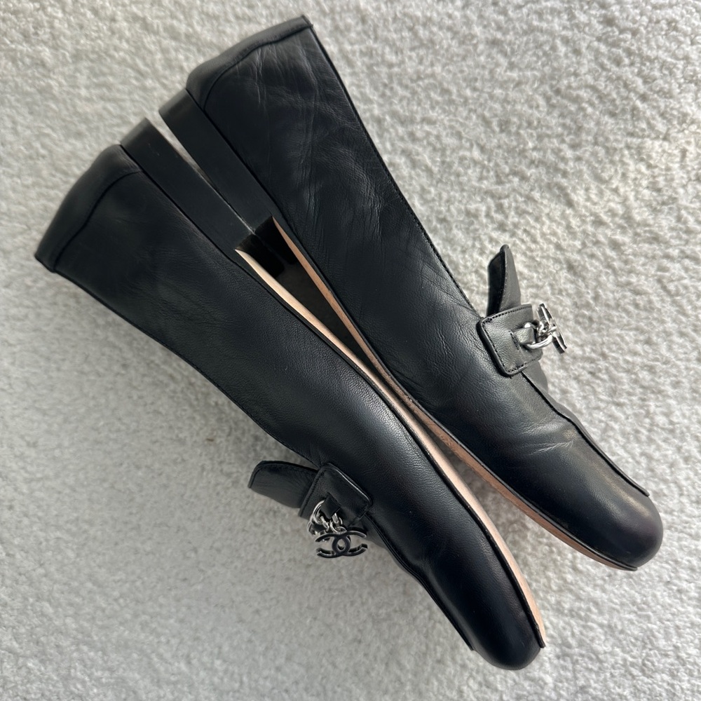 SOLD Chanel 2019 Moccasin Lambskin Flats/Loafers w/ Silver CC logo/ chain detail - Picture 4 of 13